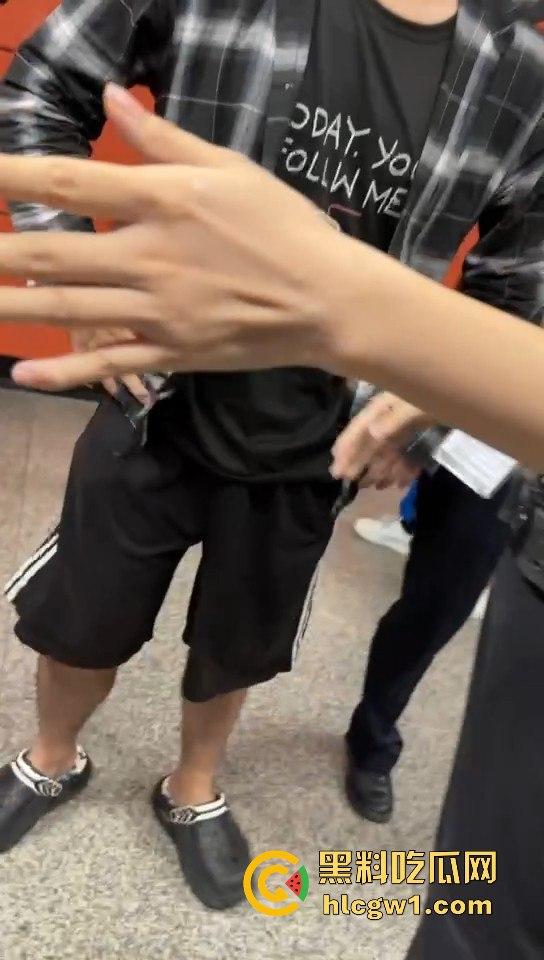 广州燕塘站猥琐佬地铁上演痴汉戏码,吓坏女生,最后被带去喝茶!-6
