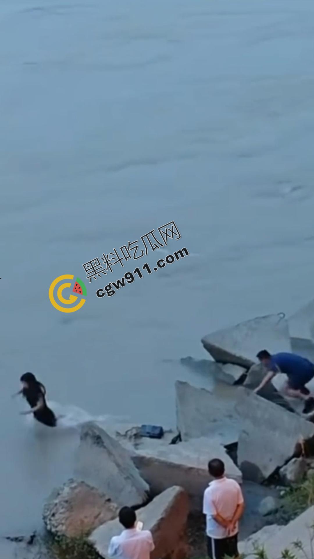 四川乐山美女跳河！ 沉迷情感漩涡无法自拔，消防员拼死营救无果，女子终被激流吞没-2