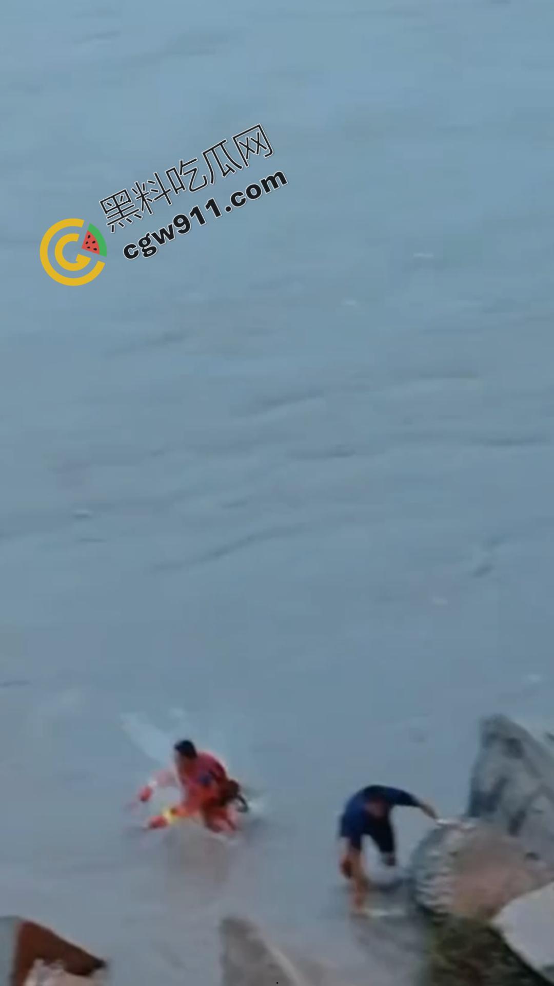 四川乐山美女跳河！ 沉迷情感漩涡无法自拔，消防员拼死营救无果，女子终被激流吞没-4