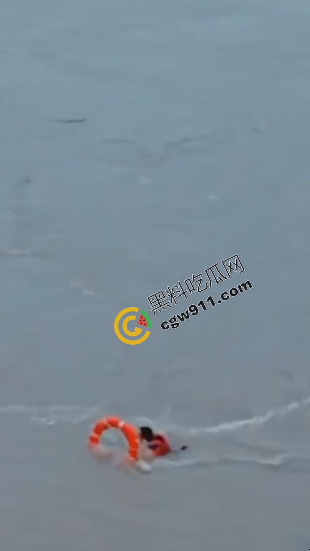 四川乐山美女跳河！ 沉迷情感漩涡无法自拔，消防员拼死营救无果，女子终被激流吞没-5