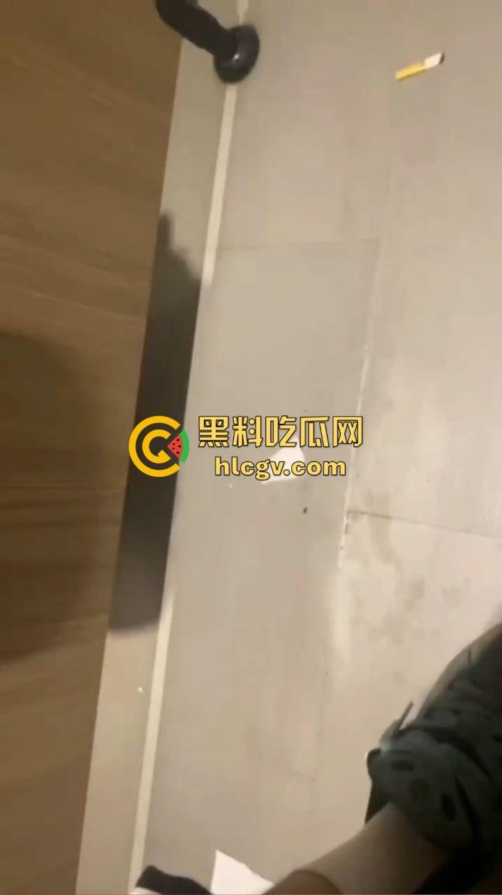 广州白云机场卫生间惊见哥们导管！上飞机前来一发图个睡得香？影子拍了40秒，这哥们结束直接收场！-6