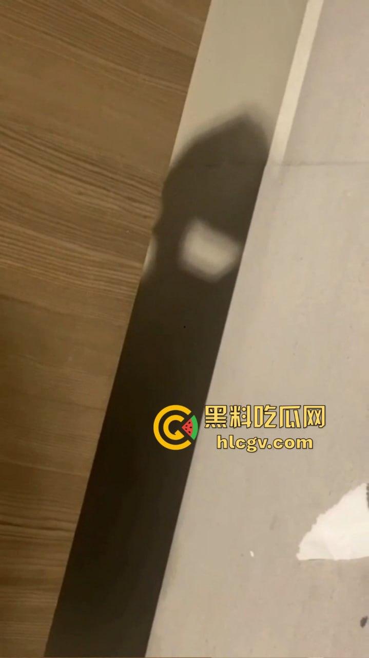 广州白云机场卫生间惊见哥们导管！上飞机前来一发图个睡得香？影子拍了40秒，这哥们结束直接收场！-7