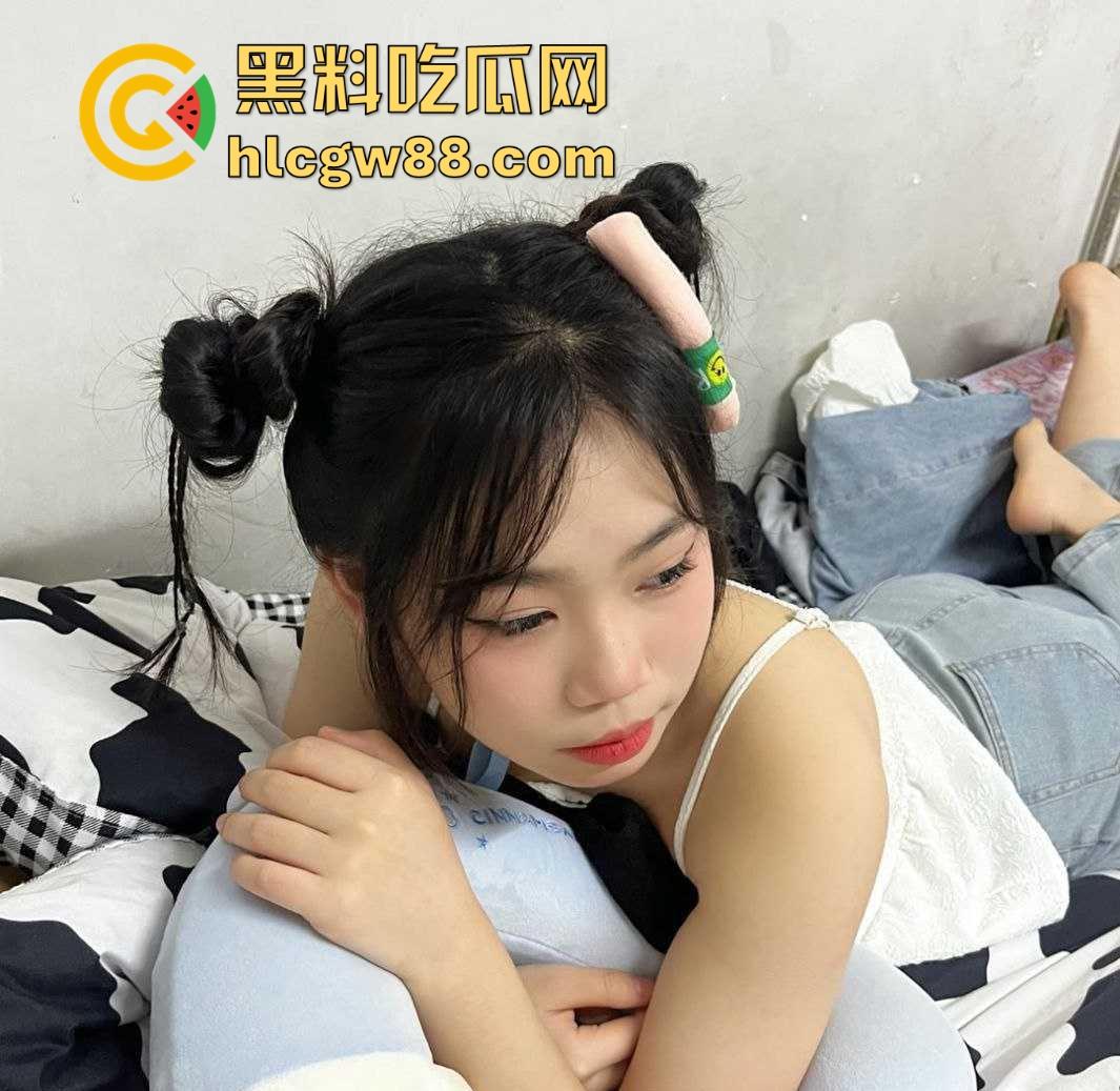 江苏徐州清纯嫩妹【李凝珠】生活照和现实的反差 母狗配丝袜 骚穴随便插 男友炮友直呼太过瘾！-1