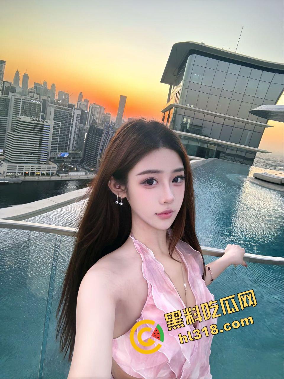 城里人真会玩，玻璃当镜子不够刺激？窗帘都懒得拉，女主直接对着玻璃开车，华为用户一键高清记录！-2