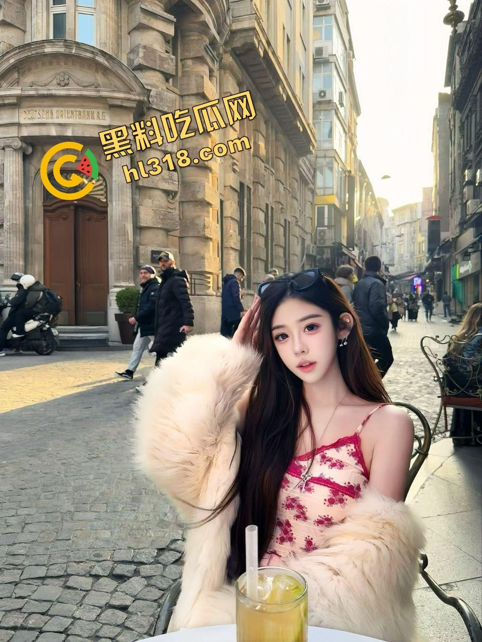 城里人真会玩，玻璃当镜子不够刺激？窗帘都懒得拉，女主直接对着玻璃开车，华为用户一键高清记录！-3