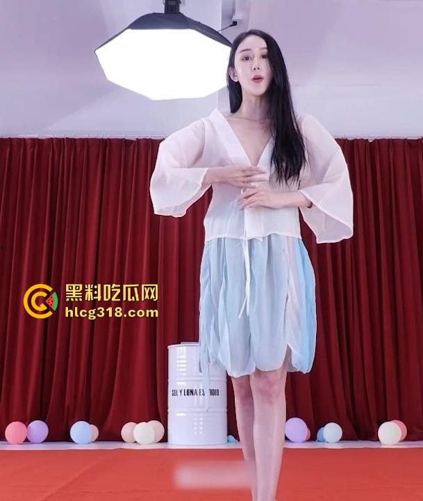 杭州气质舞蹈老师【杨唯唯】金主定制表演全裸唱戏，现场脱衣骚姿尽显，让人目不专睛！-3