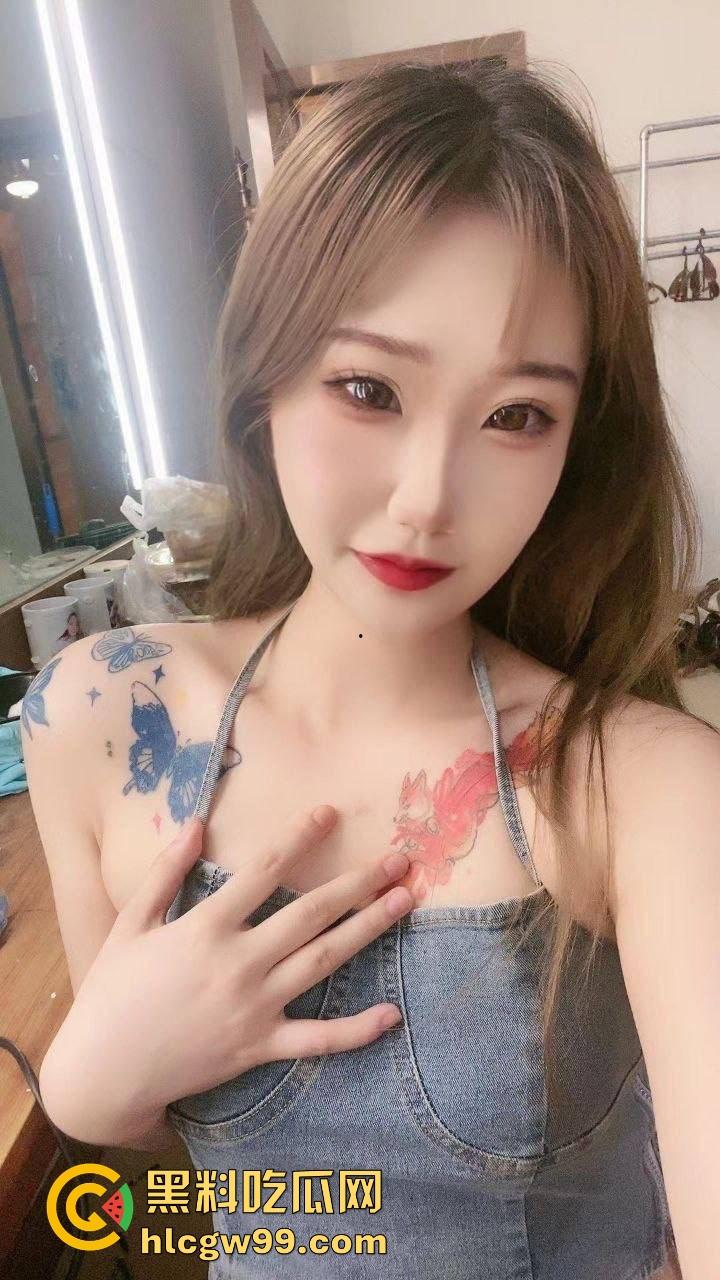 舌钉纹身女大学生【孙丘杉】双手捆绑皮鞭抽她，骚逼后入爆操还深喉口交，性欲强得像母狗，颜值还他妈挺勾人！-1