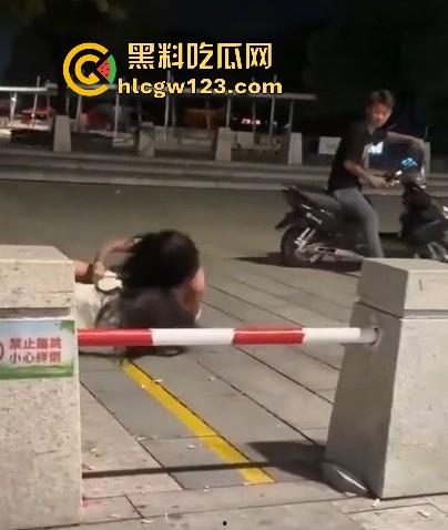 广西两精神小妹打架 大胸妹子吊带都被扒光，旁边精神小伙上去帮忙用摩托车撞 真是畜生！-3