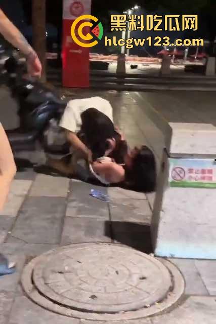 广西两精神小妹打架 大胸妹子吊带都被扒光，旁边精神小伙上去帮忙用摩托车撞 真是畜生！-7