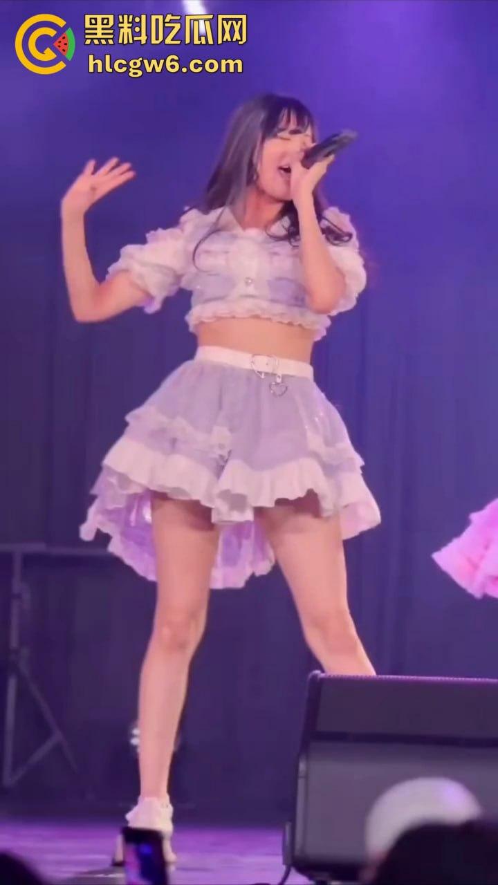 宅男挤爆日本女团演唱会，樱花妹不穿打底卖力热舞，胖次露得清清楚楚，前排观众嗨到失控！-5