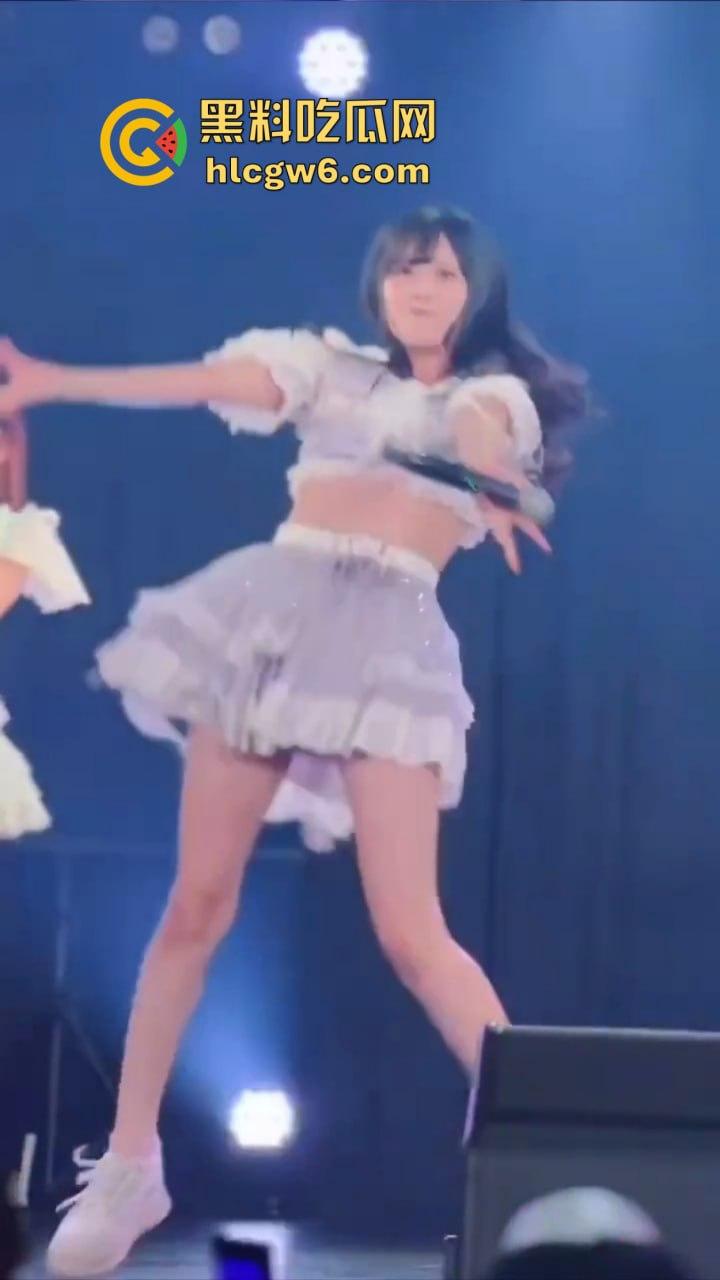 宅男挤爆日本女团演唱会，樱花妹不穿打底卖力热舞，胖次露得清清楚楚，前排观众嗨到失控！-6