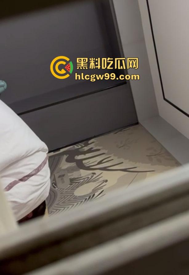 全程高能！小伙子坏得很嘞，大姨酒店激情四射，小伙扒墙偷拍还边看边点评，光听呻吟就快忍不住了！-6