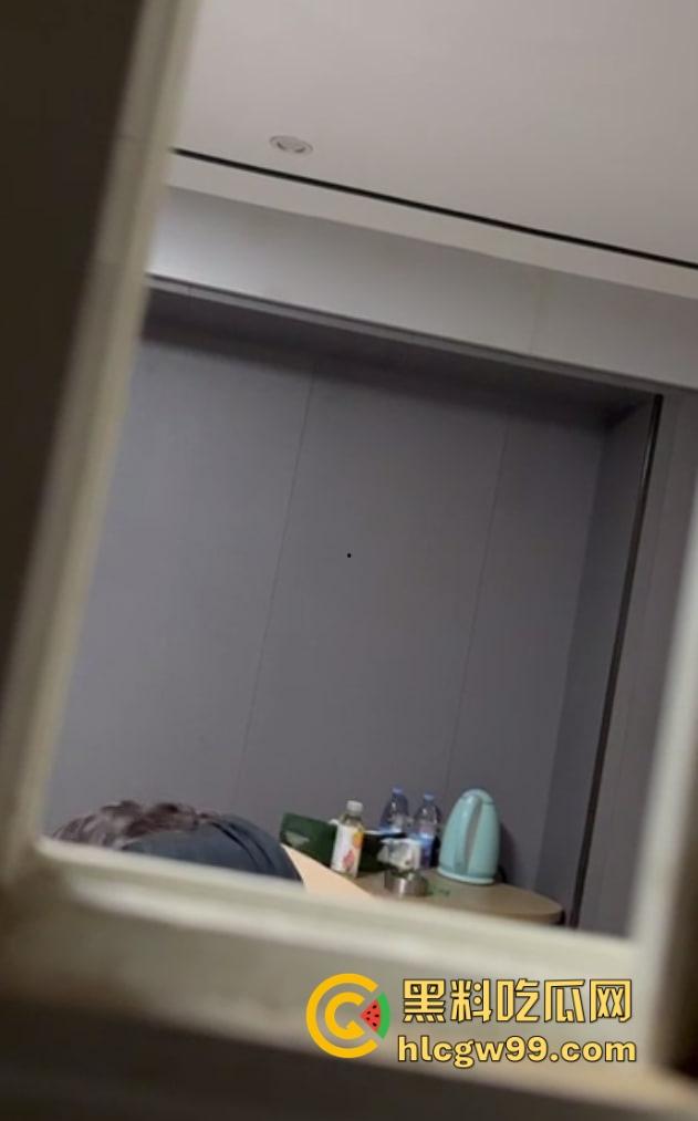 全程高能！小伙子坏得很嘞，大姨酒店激情四射，小伙扒墙偷拍还边看边点评，光听呻吟就快忍不住了！-8