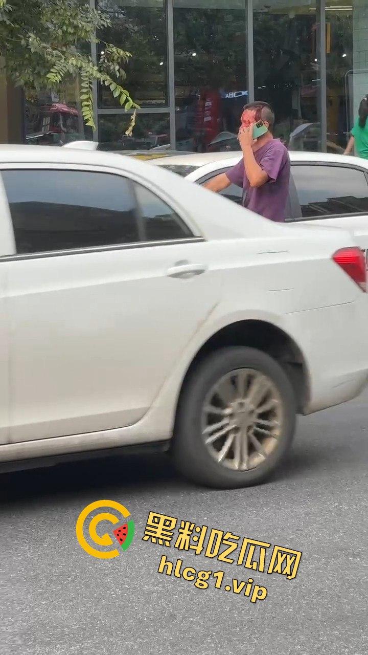 女子因价格争执叫来老公，掏出扳手开瓢，赔偿金额够买辆新车！-4