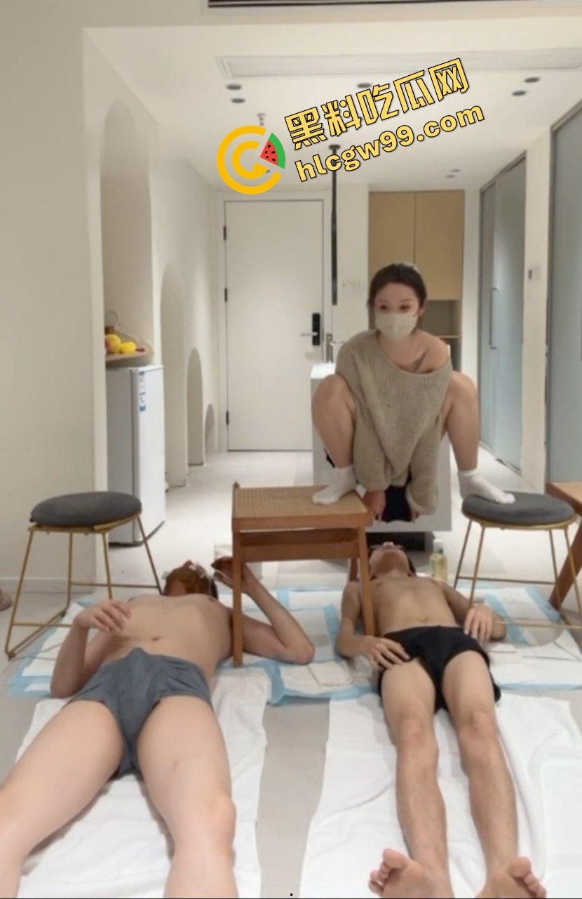 重口调教！成都骚鸡『于雯』喊闺蜜整活上演拉屎吃屎，2公狗躺地仙女蹲姿拉屎进嘴！独家曝光流出！-6