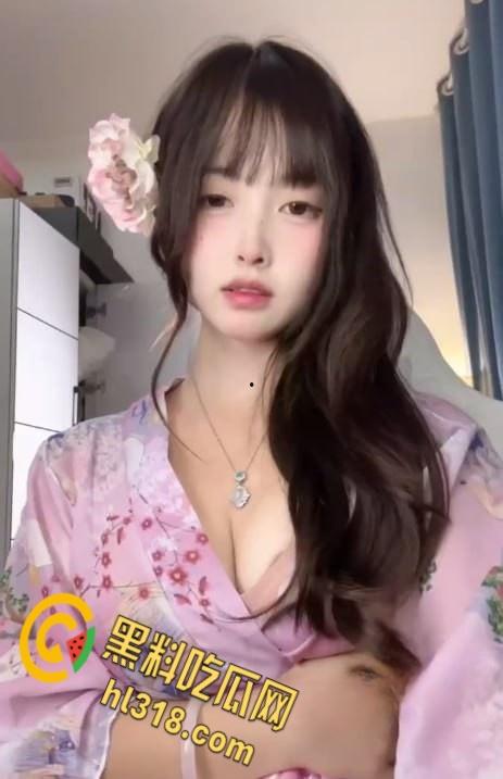 极品巨乳肥臀反差婊【恶霸咕噜咪】,金主定制福利姬视频,直播淫语擦边挑逗,这大尺度直播间居然不被封 !-1