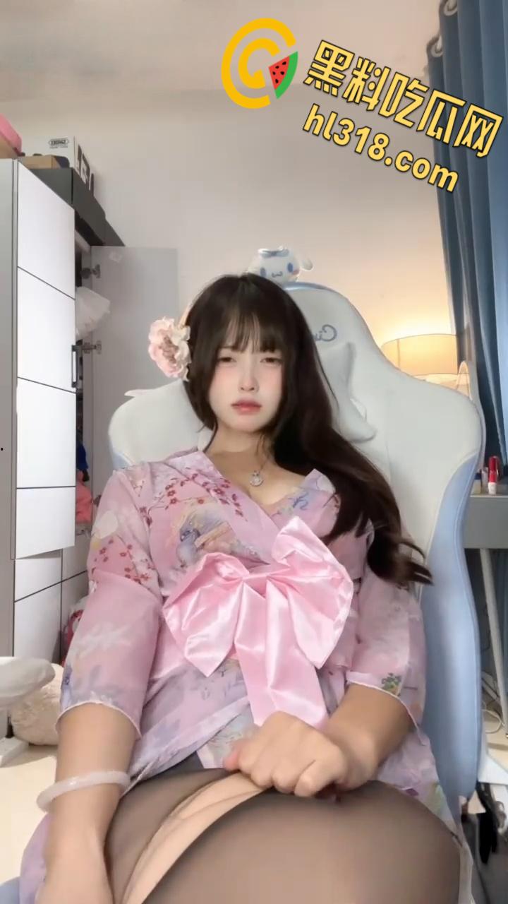 极品巨乳肥臀反差婊【恶霸咕噜咪】,金主定制福利姬视频,直播淫语擦边挑逗,这大尺度直播间居然不被封 !-4