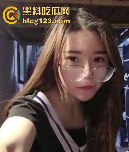 襄阳服装学院大三刘宝丽宿舍直播惹火！肥美大屁股加上白嫩微胖身材-3