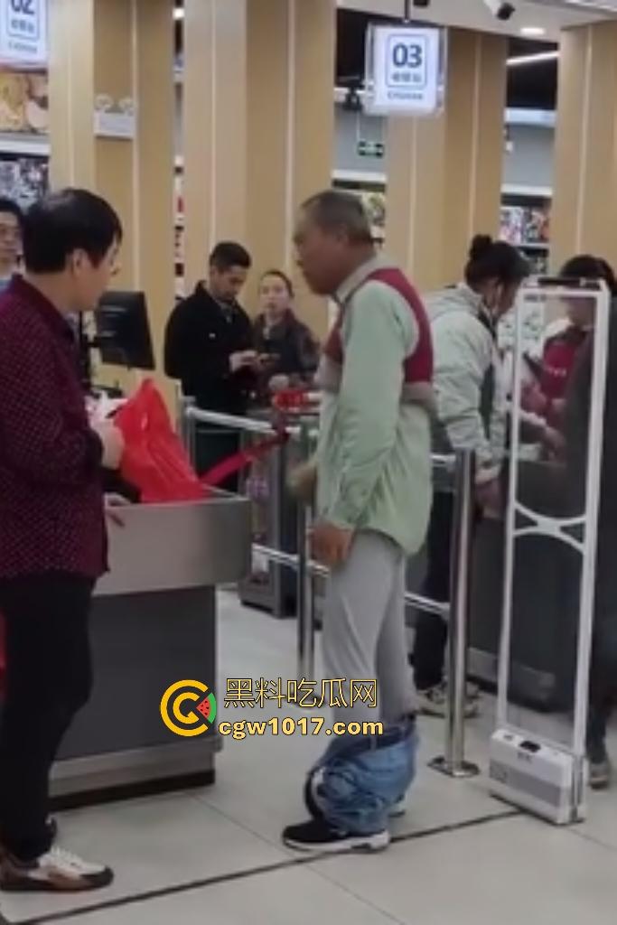 河北超市机器响工作人员逼老人脱光自证清白,还要搜身,这太过分了,大爷说“骗我脱完就不管了”?-2