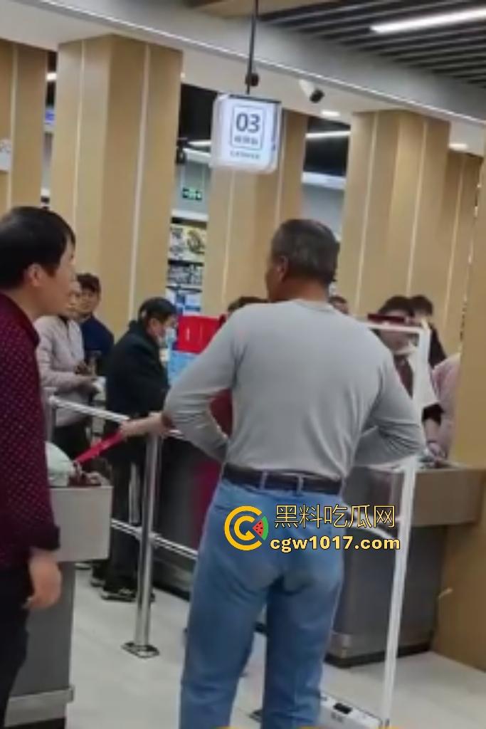 河北超市机器响工作人员逼老人脱光自证清白,还要搜身,这太过分了,大爷说“骗我脱完就不管了”?-8