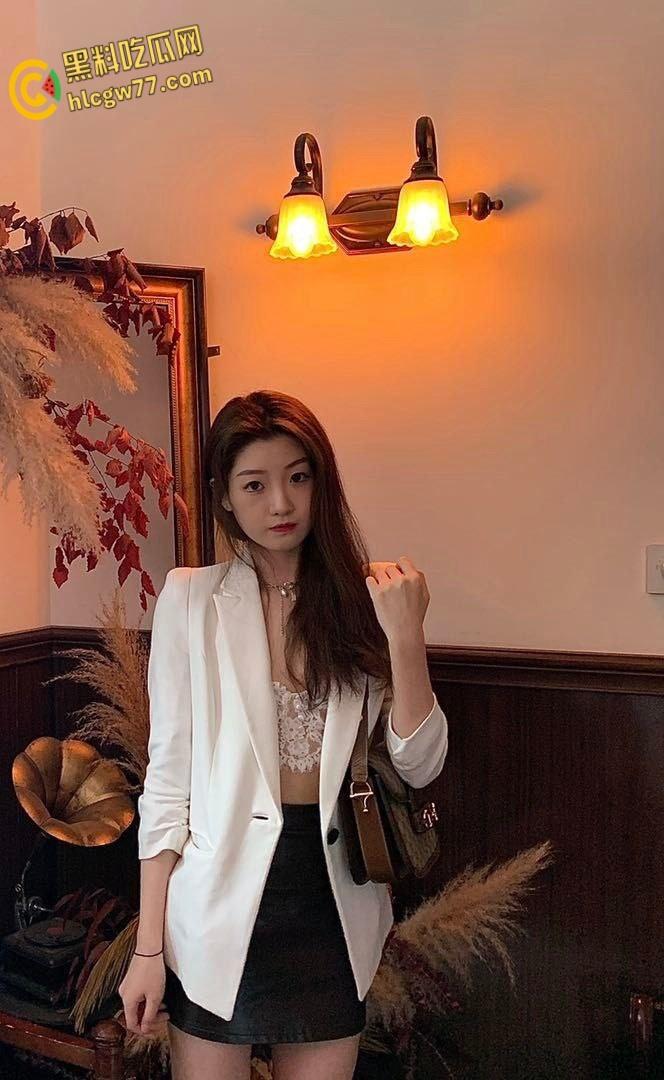 清纯卫校护士【刘思雯】化身淫荡小母狗，宾馆情趣约啪引爆反差诱惑！-1