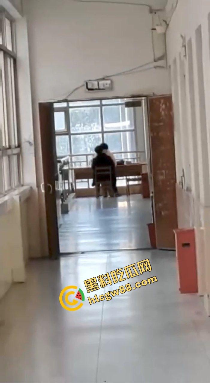 焦作工贸职业学院饥渴小情侣，在图书馆发情发骚，坐椅子女上位骑乘惨遭偷拍挂在墙上曝光！-6