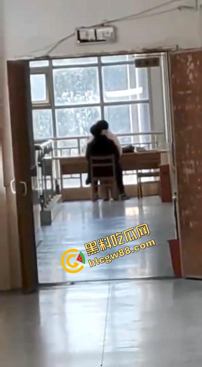 焦作工贸职业学院饥渴小情侣，在图书馆发情发骚，坐椅子女上位骑乘惨遭偷拍挂在墙上曝光！-7