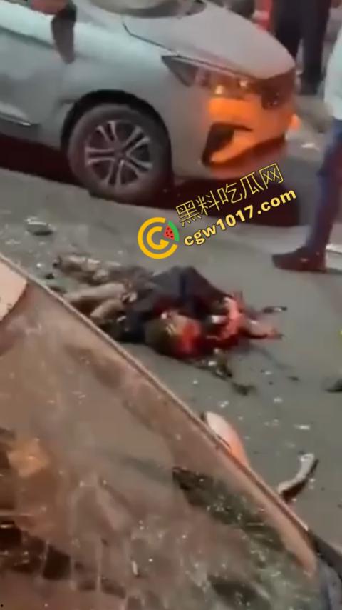 印度新德里景区爆炸震惊世人，鲜血渗透街道，8人当场死亡，惨烈火光照亮恐怖夜空，如同地狱修罗场！-7