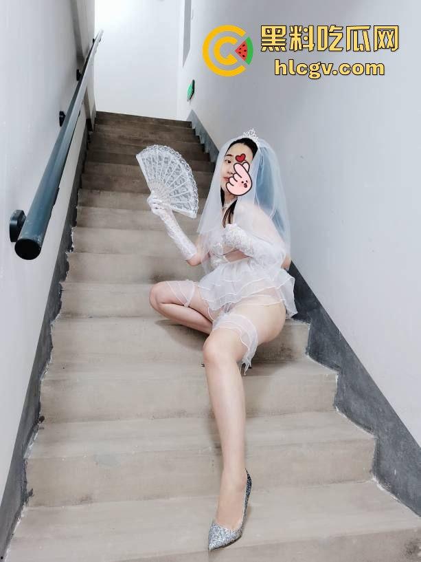 河南洛阳『雷巧燕』野外露出！巨乳大奶婚纱皮裤下的骚动，被调教抠逼露逼十足放荡！-19