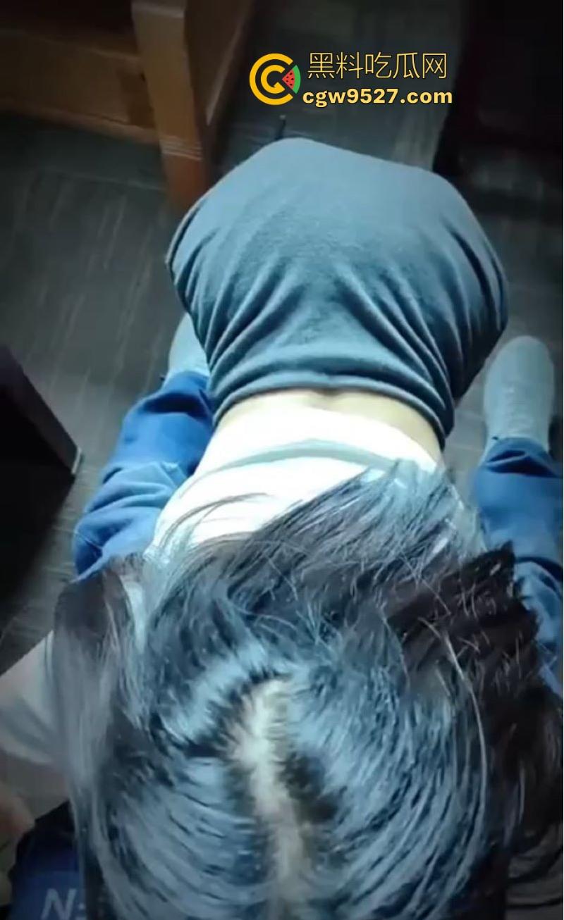 极品少女秘书被老板潜规则,办公桌上无套猛插,淫荡反差炸裂,上演火辣偷情大戏!-6