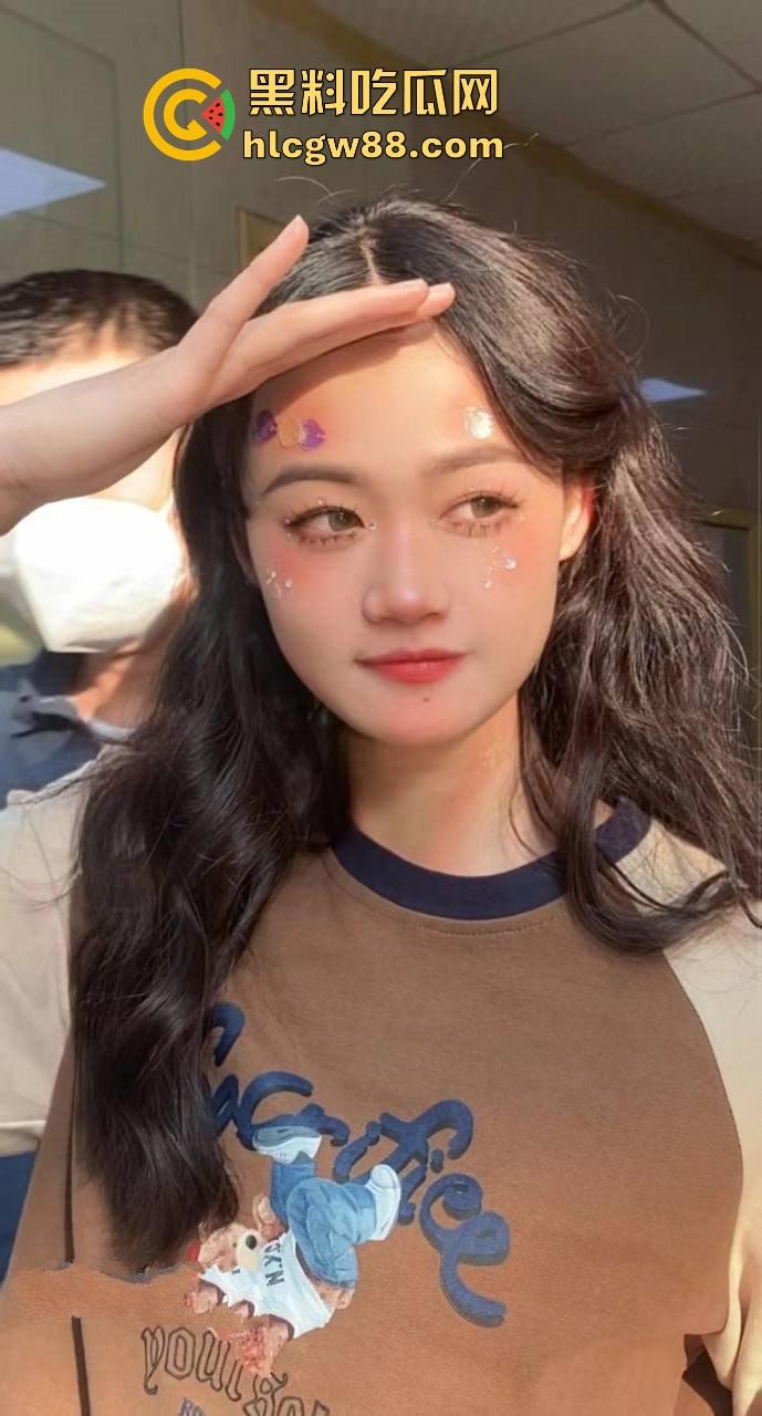 土豪老板约武汉工程学院在校女大【邓乐乐】极度反差 奶子粉嫩漂亮 小穴多汁 尽显诱惑！-3