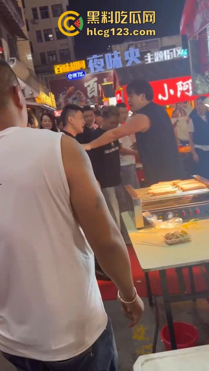 太暴力！网红【腾导】线下被真实打脸 边开直播边被揍想不火都难了！-1