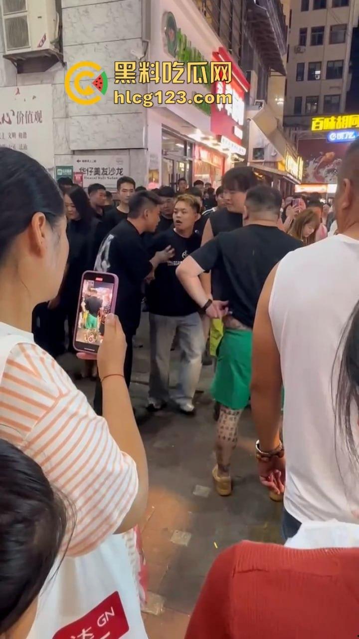 太暴力！网红【腾导】线下被真实打脸 边开直播边被揍想不火都难了！-4