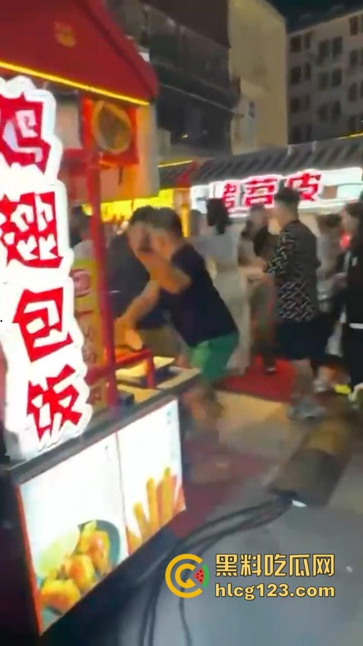 太暴力！网红【腾导】线下被真实打脸 边开直播边被揍想不火都难了！-5