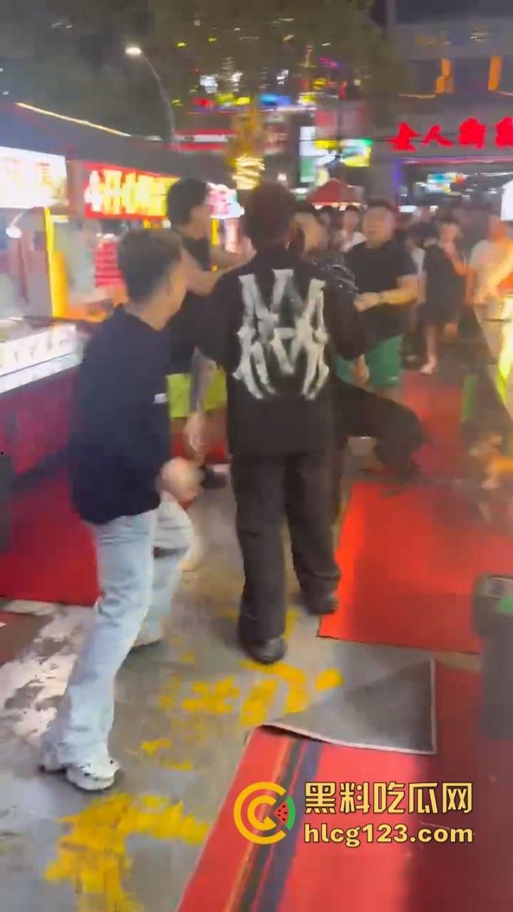 太暴力！网红【腾导】线下被真实打脸 边开直播边被揍想不火都难了！-6