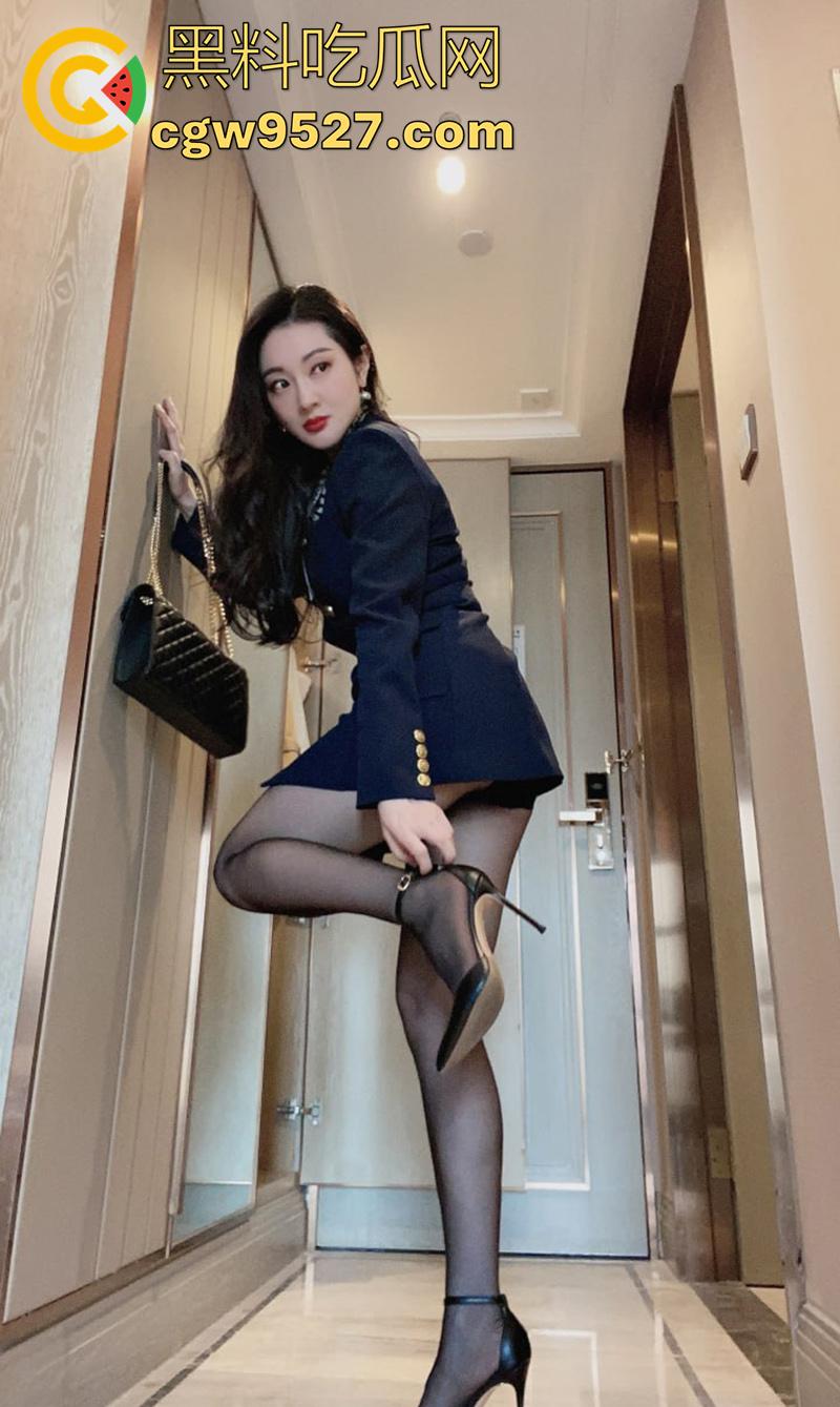 同城完美身材尤物人妻，身材高挑巨乳肥臀，美腿修长极致诱人，背着老公穿各式丝袜自拍勾引，太诱惑了！-3