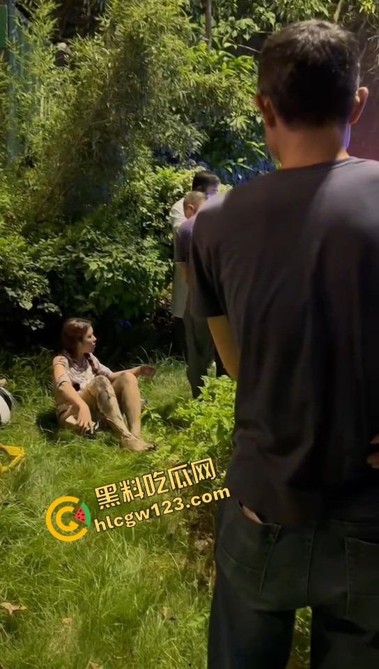 女骑电摩骑出火力全开模式，车子骑着骑着自燃直接把裤子烧没了，当场草地打滚成辣妹火焰鸡！-3