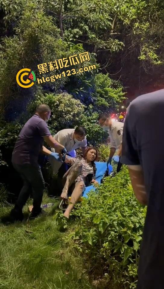 女骑电摩骑出火力全开模式，车子骑着骑着自燃直接把裤子烧没了，当场草地打滚成辣妹火焰鸡！-4