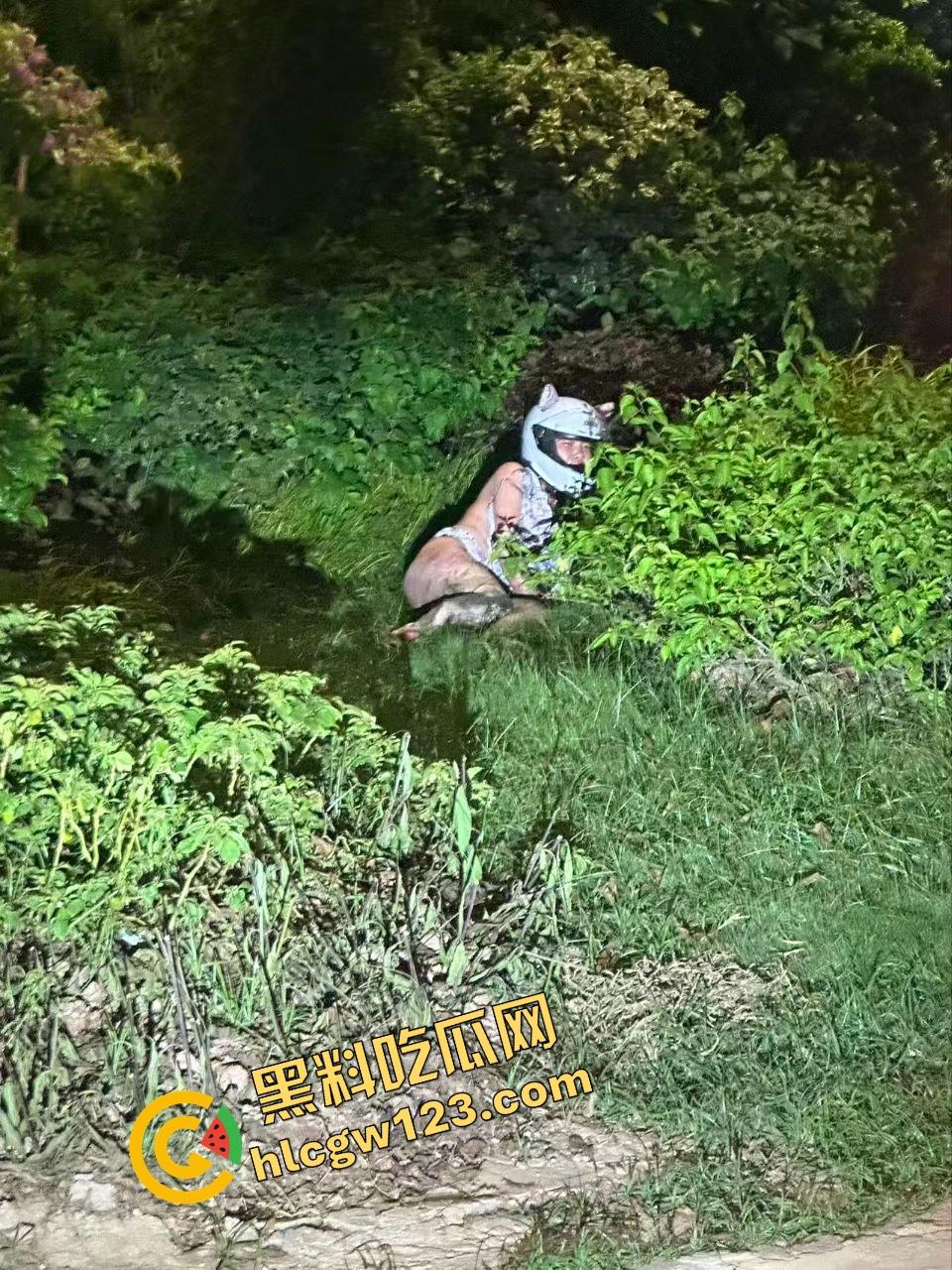 女骑电摩骑出火力全开模式，车子骑着骑着自燃直接把裤子烧没了，当场草地打滚成辣妹火焰鸡！-12