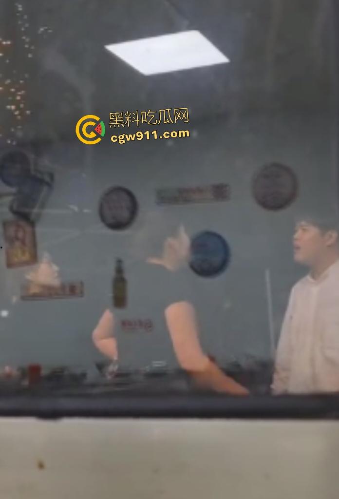 北京饭店三女刚一男！三个浪女高声吵闹惹怒独男，直接猛推女子装死瘫地，热心爽女士助警偷拍！-6