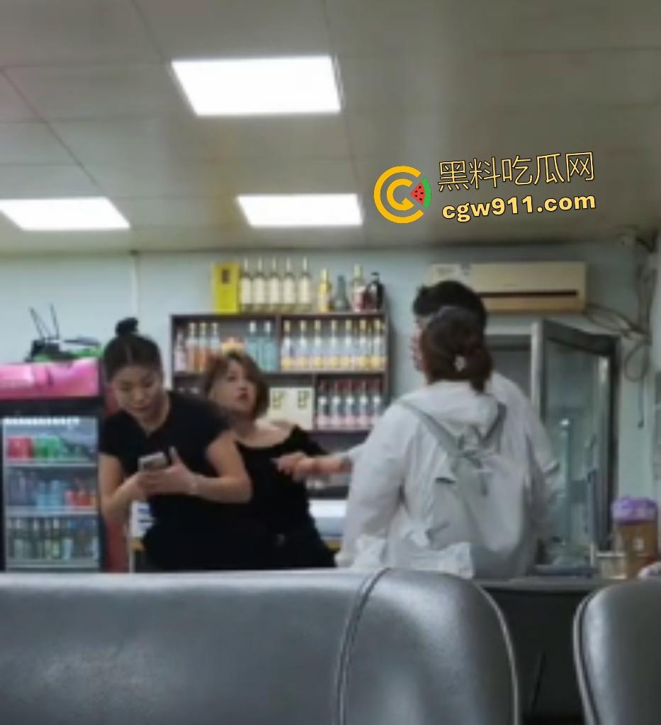 北京饭店三女刚一男！三个浪女高声吵闹惹怒独男，直接猛推女子装死瘫地，热心爽女士助警偷拍！-8