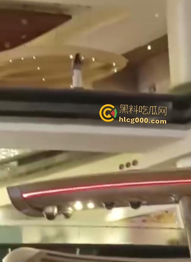 澳门金沙女子因欠下巨额赌债，在高楼跳楼，最后直接被消防人员一把拉下！-2