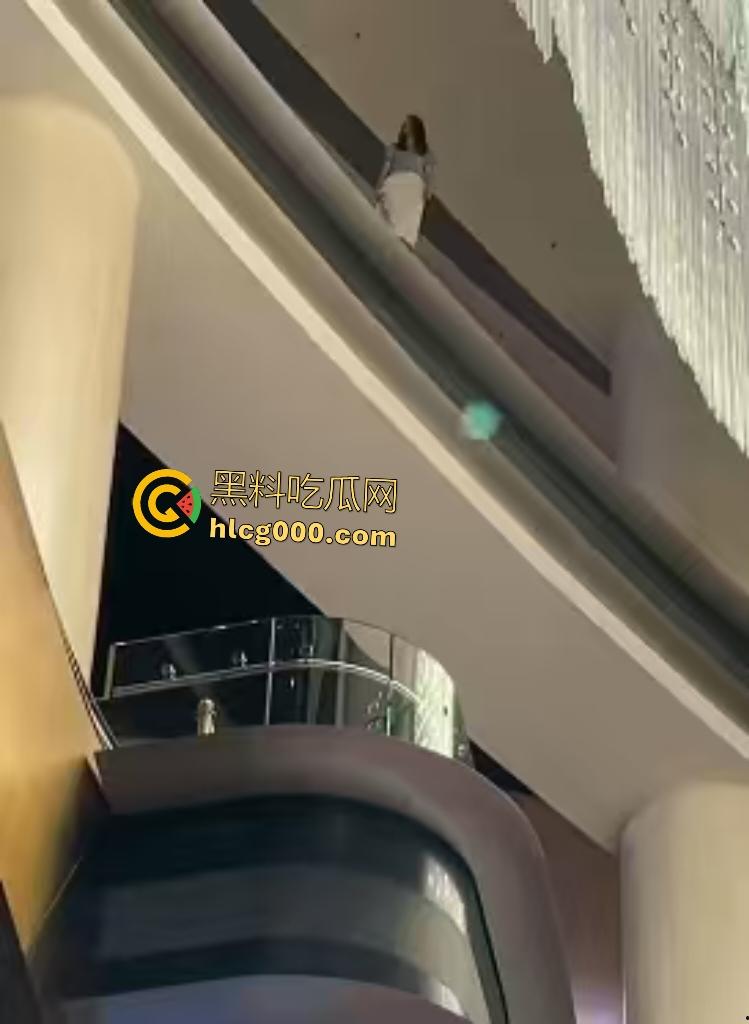 澳门金沙女子因欠下巨额赌债，在高楼跳楼，最后直接被消防人员一把拉下！-6