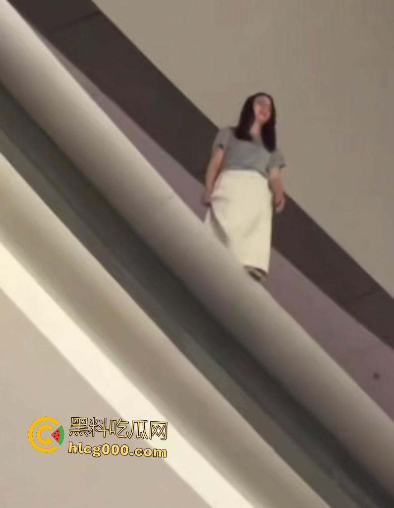 澳门金沙女子因欠下巨额赌债，在高楼跳楼，最后直接被消防人员一把拉下！-8