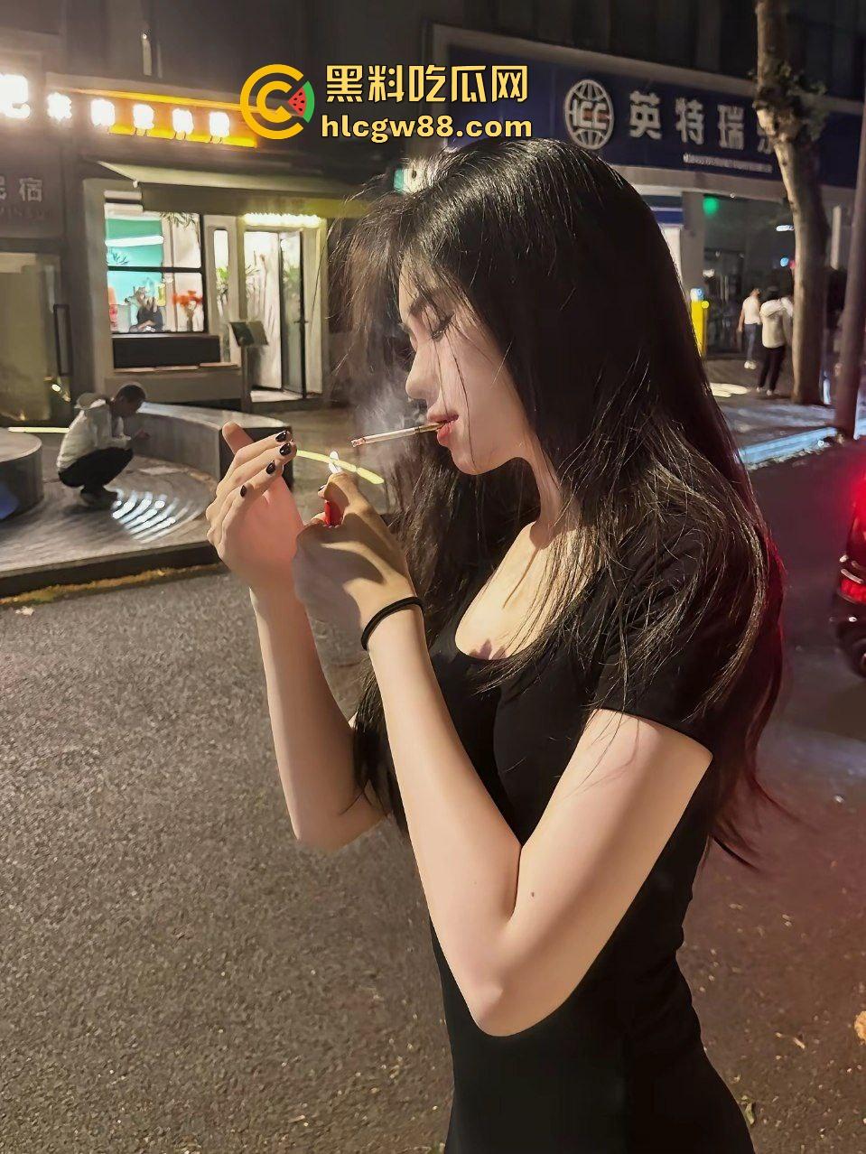 抖音美艳御姐骚鸡【917】长期约炮土豪大哥白浆泛滥成灾，拽着头发不停深喉口爆求饶喊不行！-4