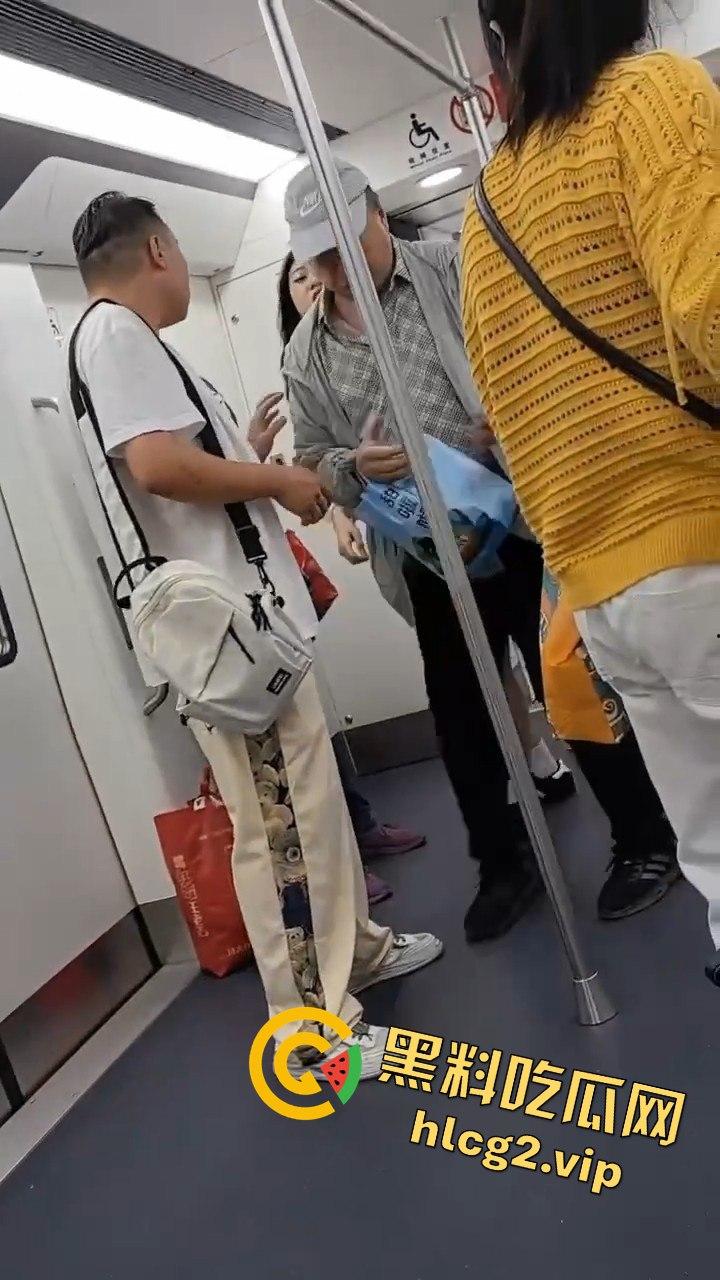 哈尔滨地铁惊现大叔偷拍翻车事件！被抓现行场面尴尬-6