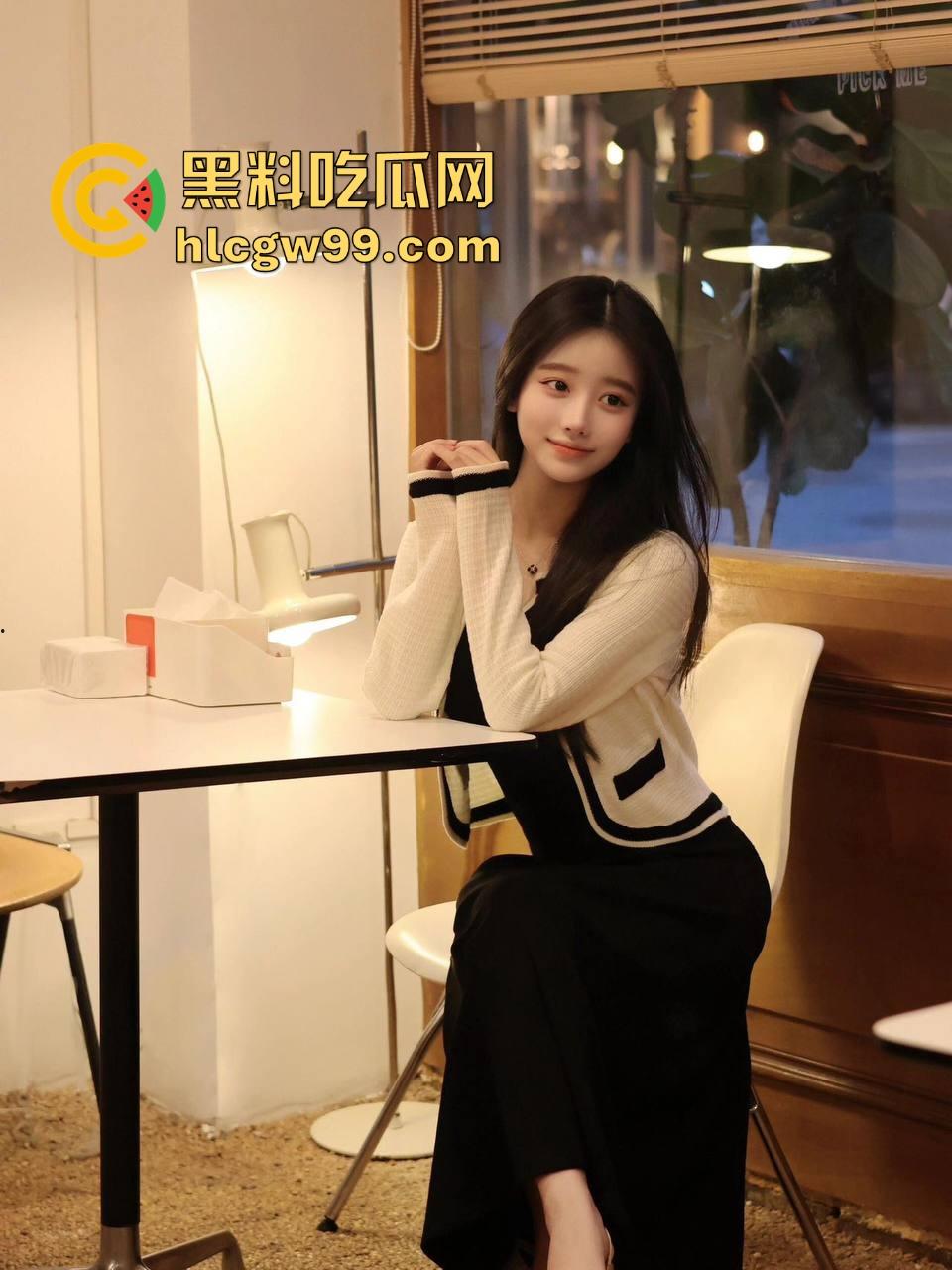 天津绿帽老公酒店开房安排单男爆操老婆，自己缩在厕所撸到腿软，透过玻璃看现场春宫秀！-1