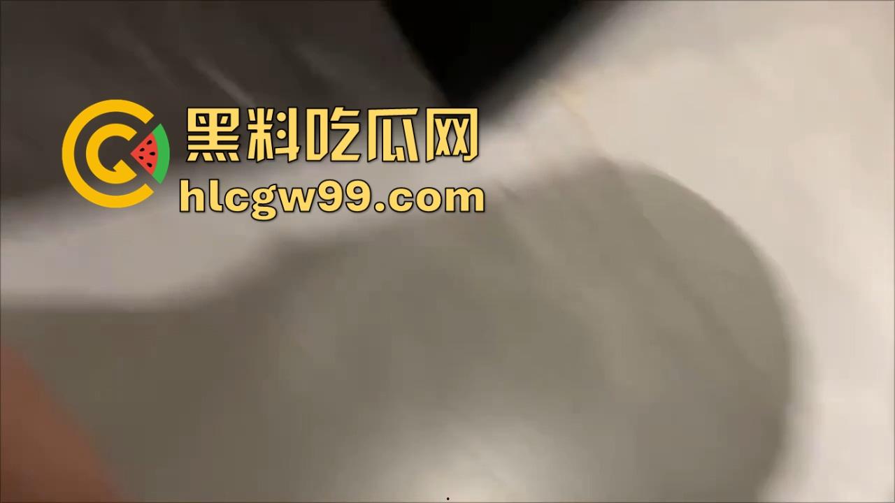 天津绿帽老公酒店开房安排单男爆操老婆，自己缩在厕所撸到腿软，透过玻璃看现场春宫秀！-11