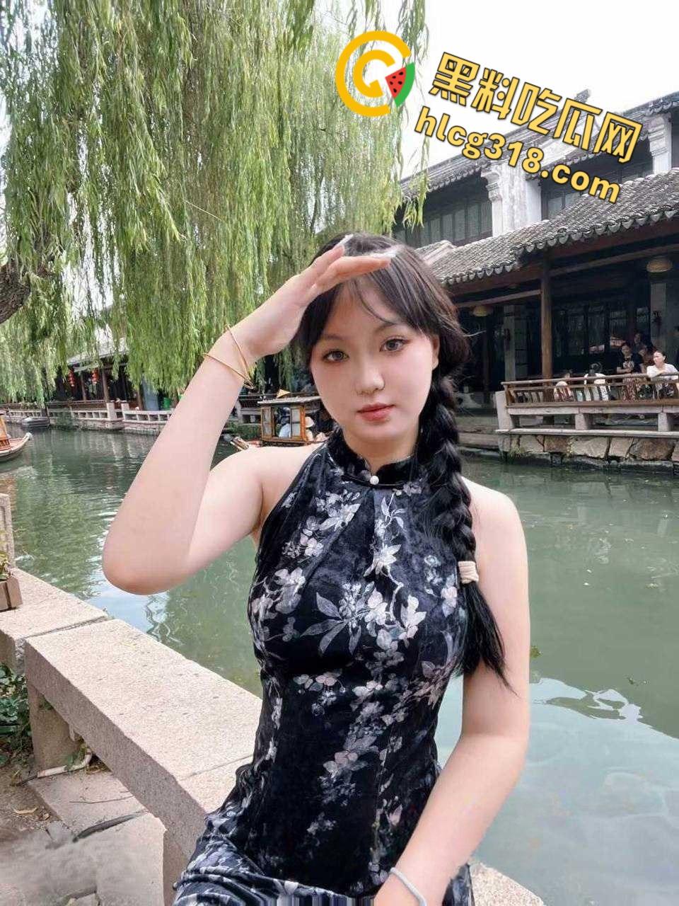 成都反差尤物【孙惠】，清纯外表脱衣服还害羞，主动口交足交轮番上，无套后入娇喘爽翻白眼 ！-1