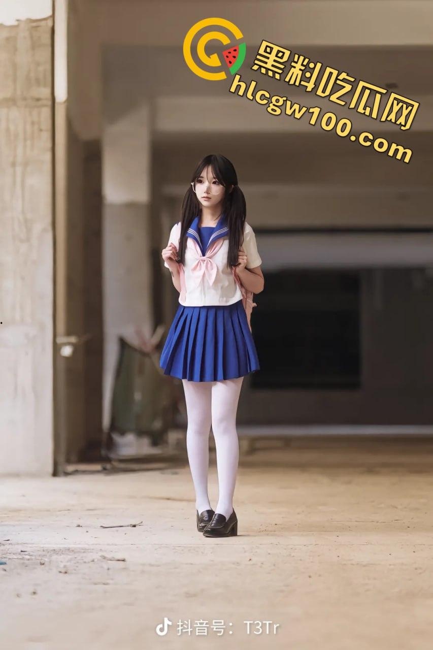 抖音3.5W粉丝小网红【可露莉】，抖音发的是可欲可甜小萌妹，国外展示的是豪放巨乳白虎逼-3